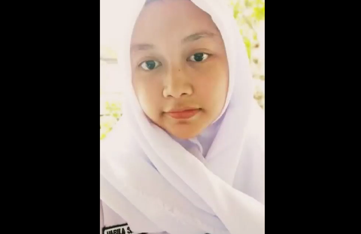 ABG Siswi SMA Tocil Asik Menikmati Gunung Nya Sendiri Yang Mulus