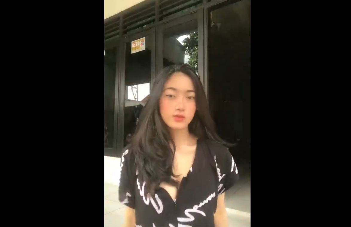 Cewe Cantik Asik Goyang Goyang Sambil Siaran Langsung