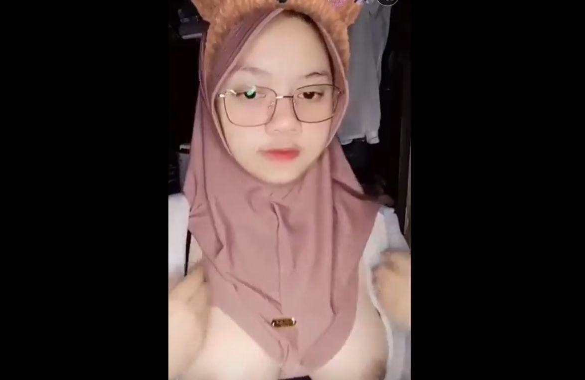 Gadis Jilbab Asik Mainin Gunung Kembar Nya Sendiri