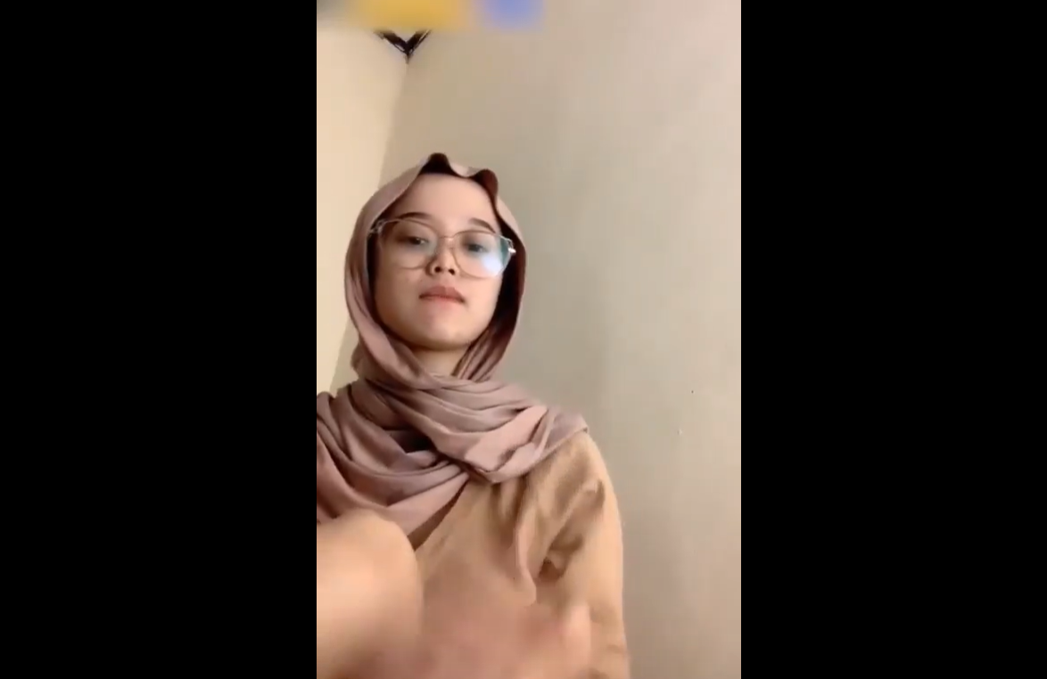 Gatahan Di Tinggal Suaminya Kerja Jauh Cewe Jilbab Ini Asik Main Sendiri